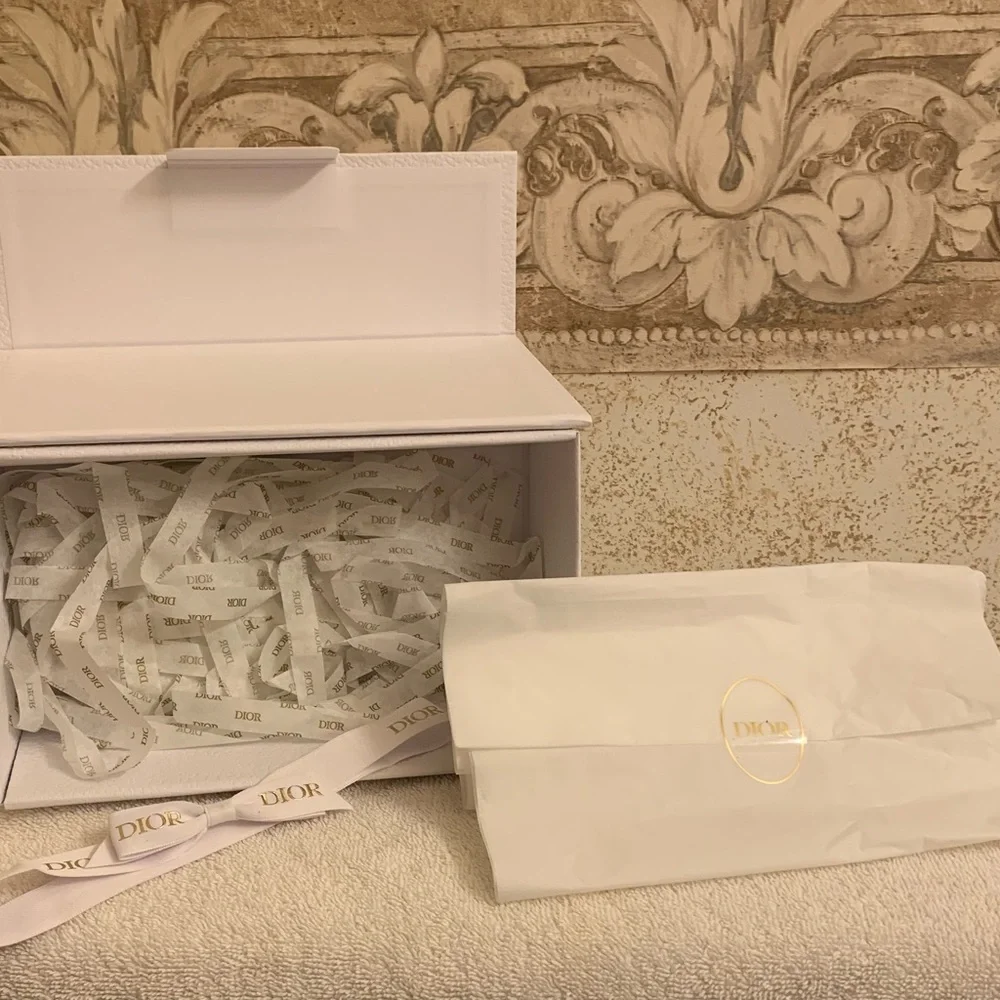 Dior White Embossed Box with Gold Logo w/ Ribbon & Tissue - Picture 5 of 8